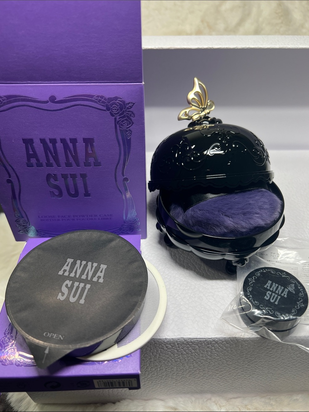 Anna Sui Loose Face Powder set: case- full size powder + travel size powder